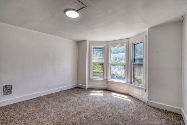 Building Photo - Newly Renovated 3 Bedroom, 1 Bathroom Townhouse