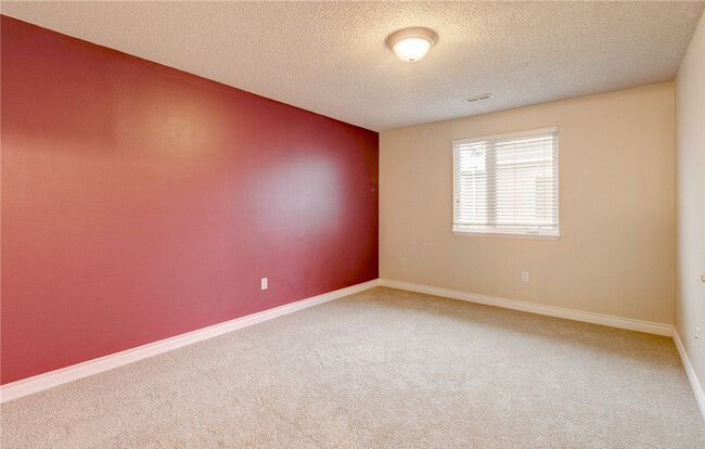 Building Photo - REMODELED, TOP FLOOR KIRKLAND 2 BED CONDO ...