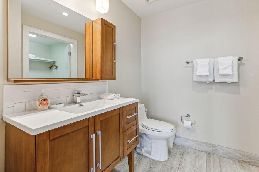 Building Photo - 925 Common St