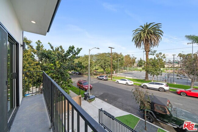 Building Photo - 913 N Hobart Blvd