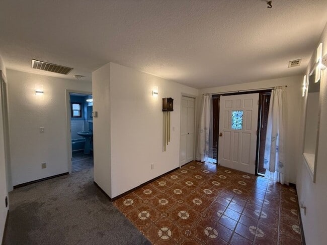 Building Photo - Spacious 3 Bedroom, 2 Bath home in Quality NB Neighborhood!