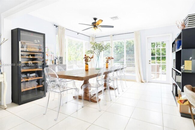 Building Photo - 820 W 43rd Ct