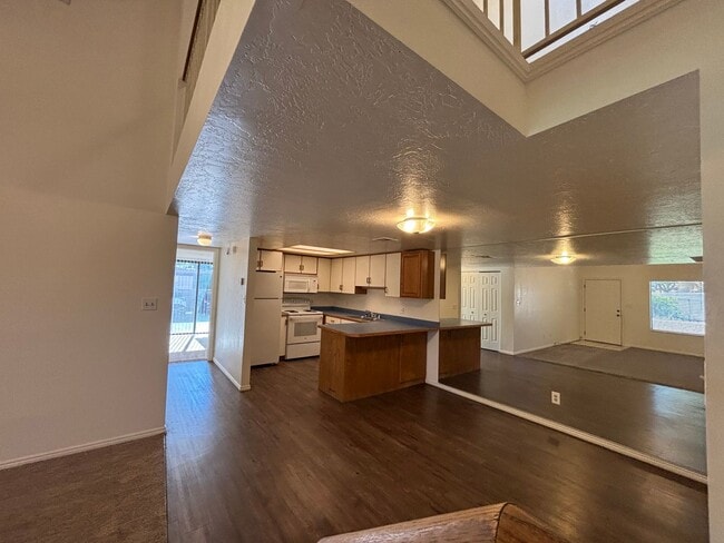 Building Photo - SPACIOUS 3 BEDROOM TOWNHOME FOR RENT IN DO...