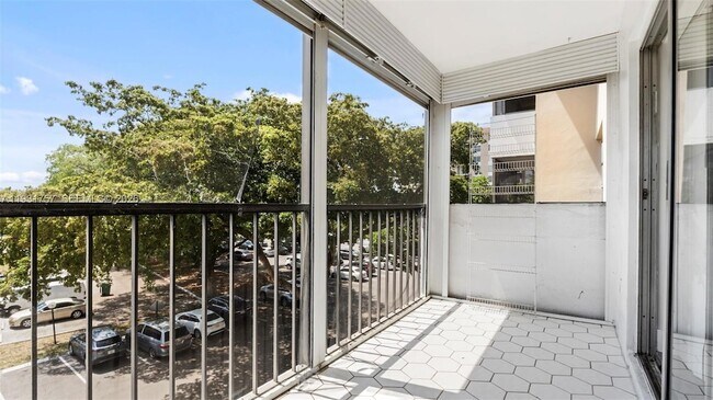 Building Photo - 4158 Inverrary Dr