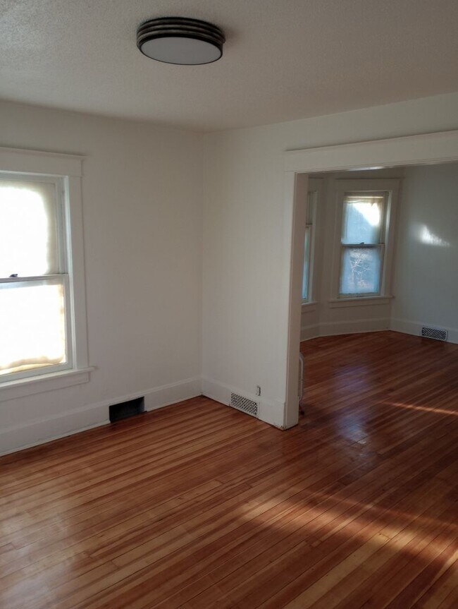 Building Photo - 615 Rebecca St