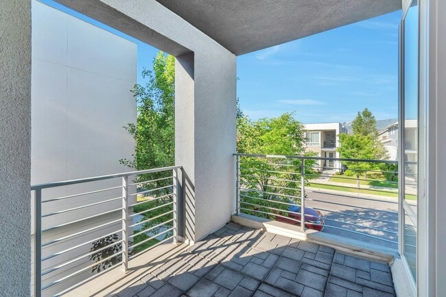 Building Photo - 11611 Alexandria Dr