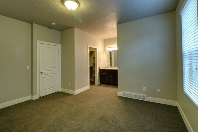 Building Photo - 3 bedroom Ivory Ridge Townhome