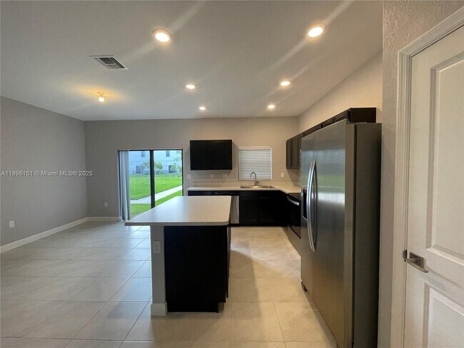 Building Photo - 1120 SW 7th Ct