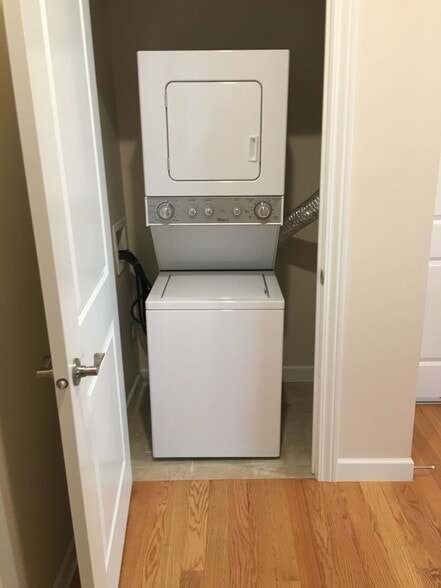 Washer and dryer in-unit - 2500 Muscatine Ave