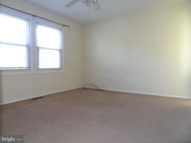 Building Photo - 2074 Lake Grove Ln