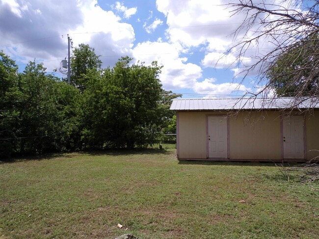 Building Photo - 702 N Silver St
