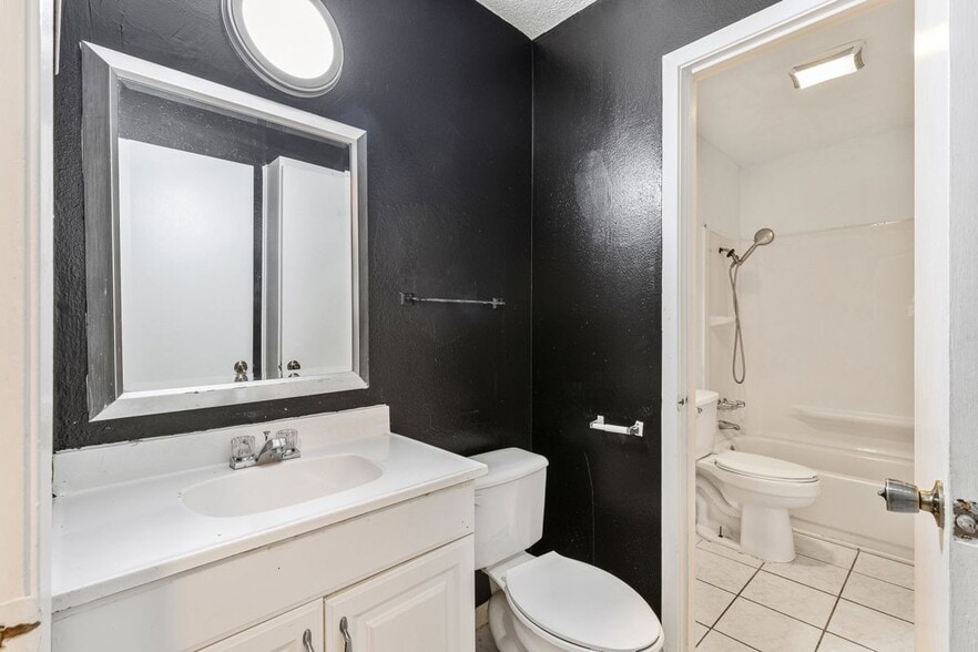 Building Photo - 9407 N Creek Dr