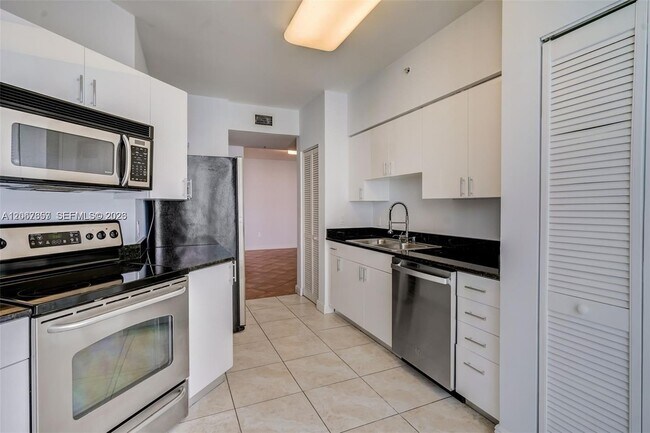 Building Photo - 2425 SW 27th Ave