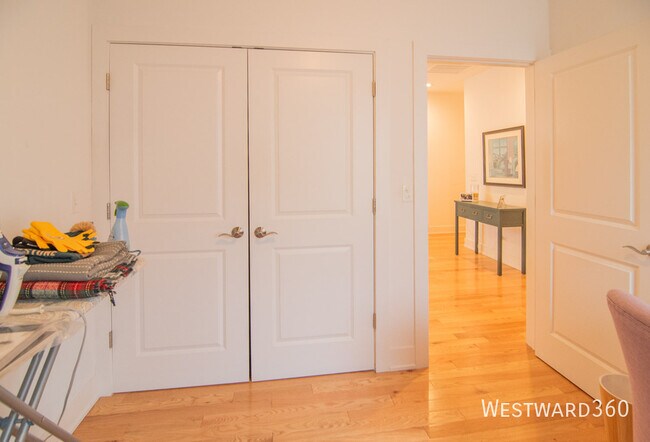 Building Photo - 2535 W North Ave