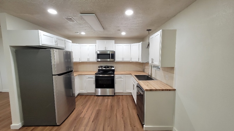 Building Photo - 2100 Hill Top Ct