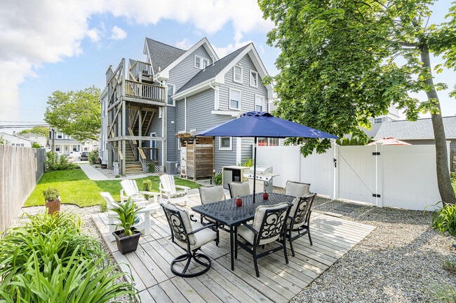 PRIVATE DECK - 227 16th Ave