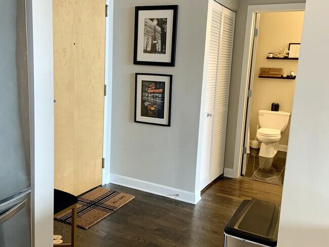 Building Photo - 15 S Throop St