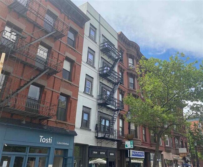 Building Photo - 1026 Washington St