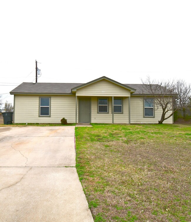 Building Photo - 2 Weeks Free Rent!!! Cute 3 Bedroom 1 Bath...