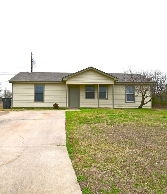 Building Photo - Cute 3 Bedroom 1 Bath Home with storage shed.