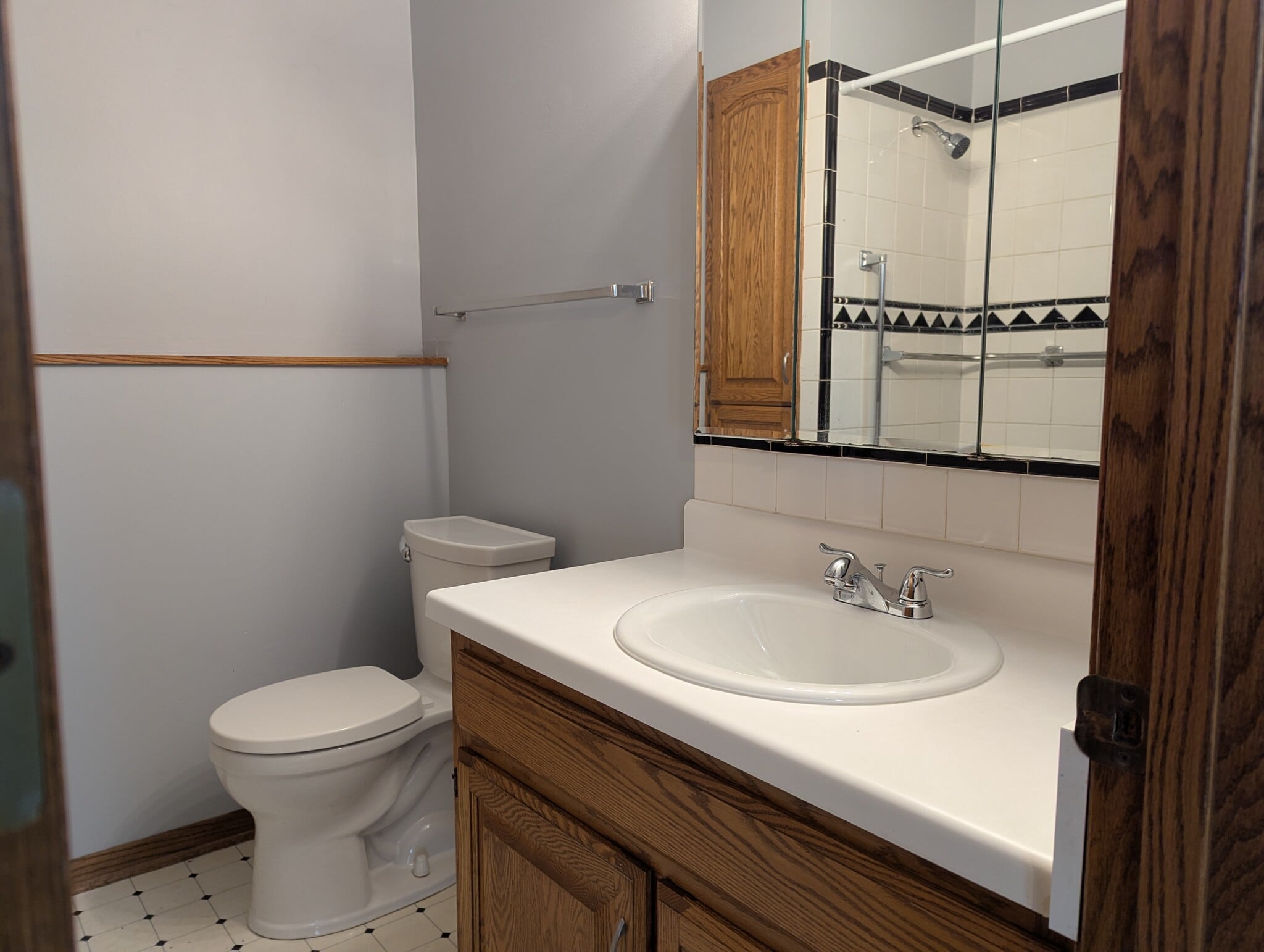 Full bath - 1431 Spartan Ave