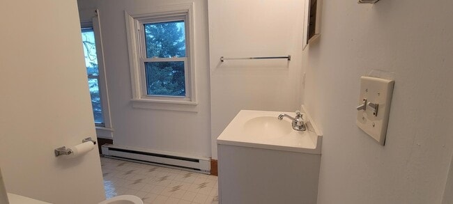 Building Photo - 2815 N Shore Dr