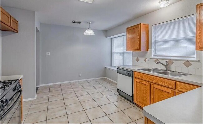 Building Photo - 702 Thrush Dr