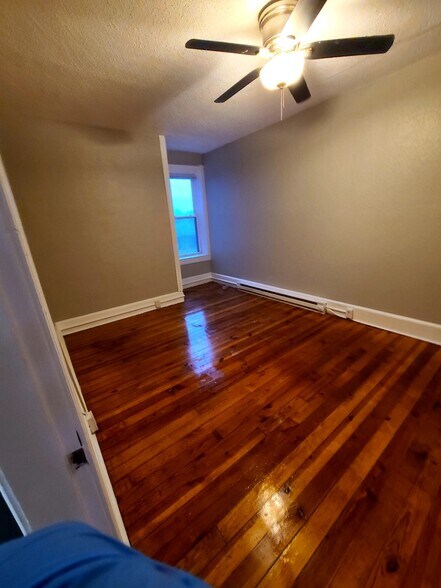 Building Photo - 649 S Summer St