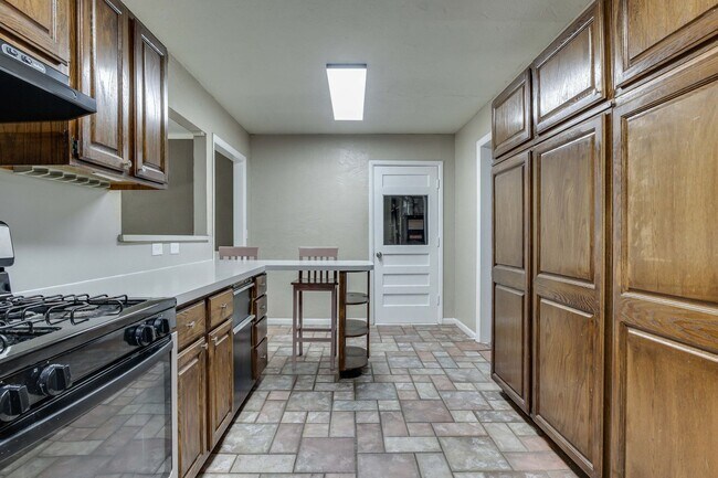 Building Photo - Spacious mid-century ranch home in Clegern