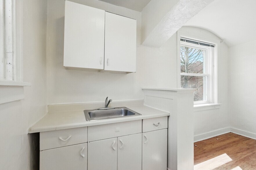 Building Photo - 5646 Hobart St