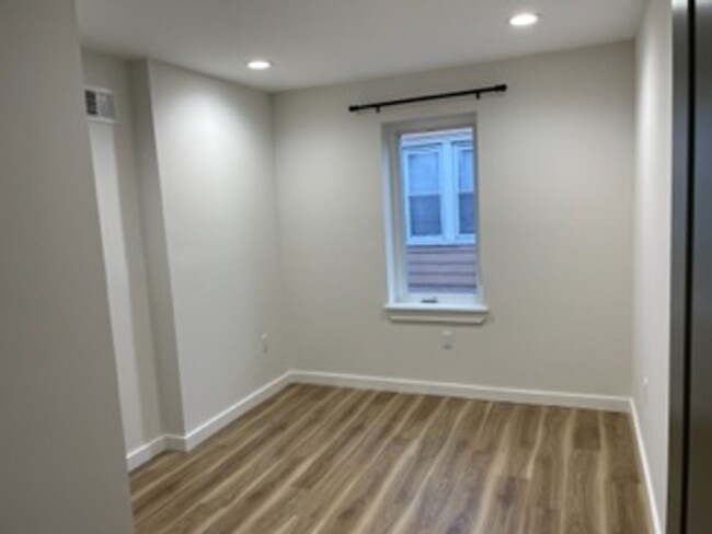 Building Photo - Point Breeze Beauty! 3 bedroom 3 bath redo...