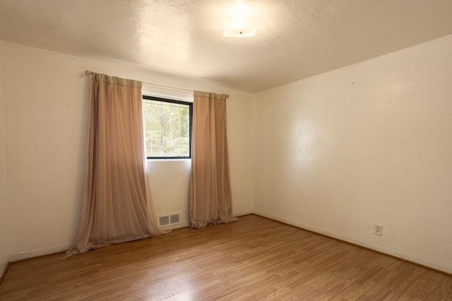 Building Photo - Centrally Located 3 Bedroom 1 Bathroom In ...