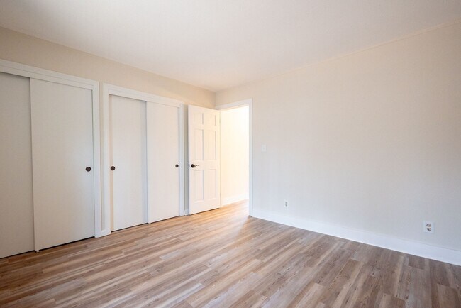 Building Photo - 549 Russell Rd