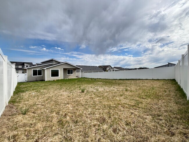 Building Photo - 842 Greenfield Dr
