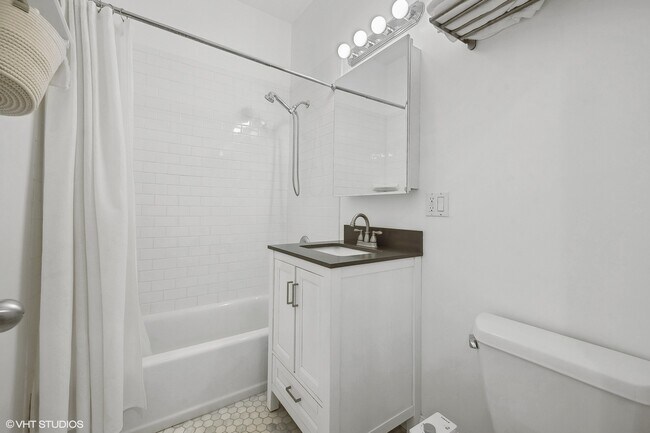 Building Photo - 2442 N Linden Pl