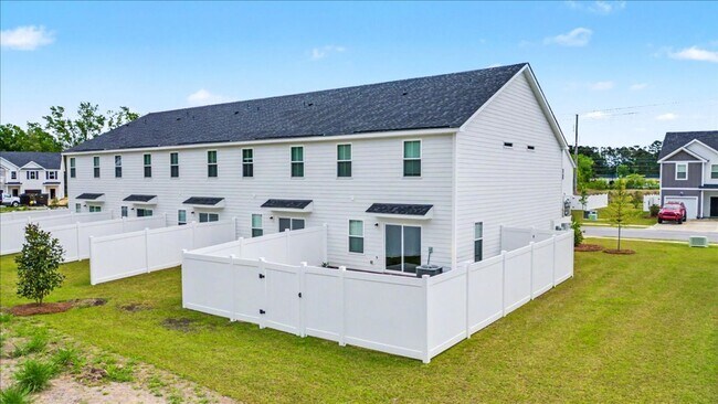 Building Photo - Like New 3 Bed, 2.5 Bath End Unit Townhome in Richmond Hill