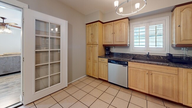 Building Photo - 2080 E Greenway Dr