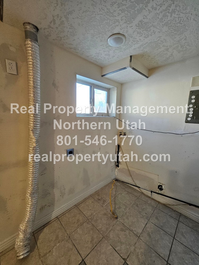 Building Photo - 4 Bedroom 2 Bath Home in Clearfield Available!