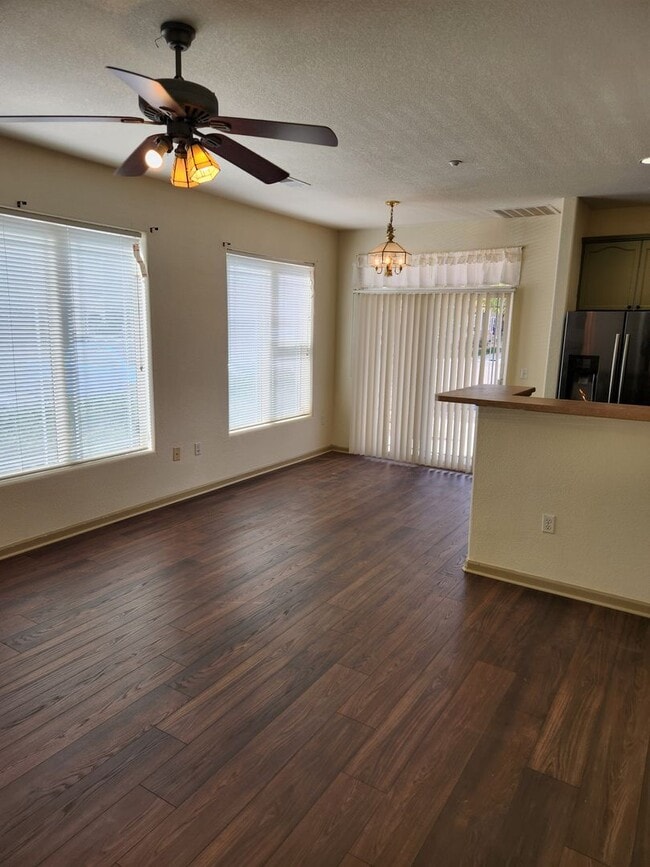 Building Photo - Beautiful condo in highly desired area of ...