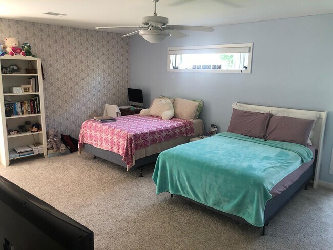 Building Photo - 1548 Glenlake Cir