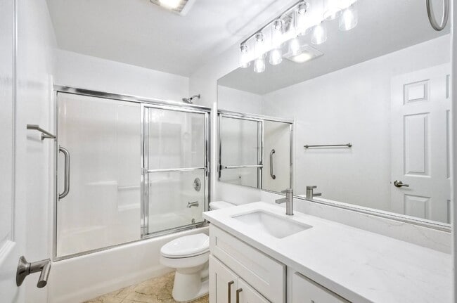 Building Photo - Newly Remodeled - Stunning 2 Bedroom, 2 Ba...