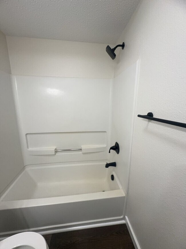 Building Photo - Beautiful 3 Bedroom, 2 Bath Available Now!