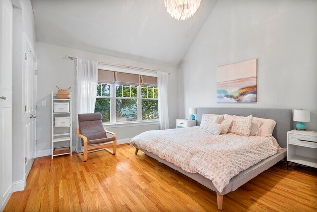 Building Photo - 10 S Sydney St