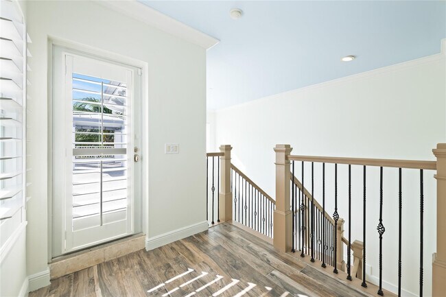 Building Photo - 218 NE 15th Ave