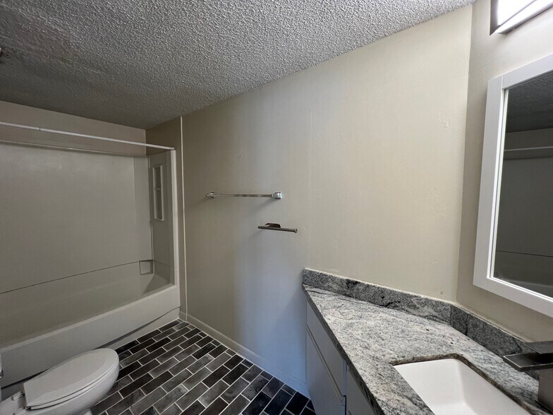 Building Photo - 900 19th Ave S