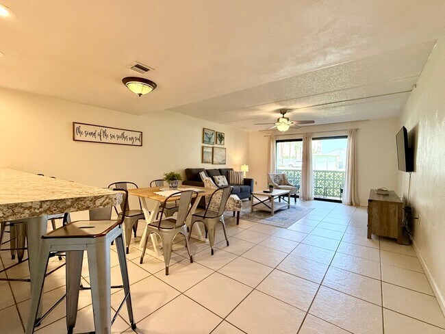 Building Photo - Coastal comfort awaits in this furnished 2Bedrooms / 2Baths condo in Daytona Beach!