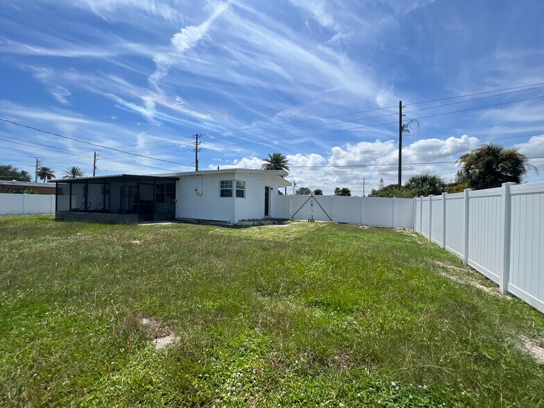 Building Photo - 1011 Bianca Dr NE