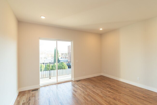 Building Photo - Modern 4 Bedroom Townhome in Southside Chattanooga