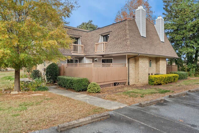 Building Photo - GREAT LOCATION!!! Large 2bedrm - Mins to U...