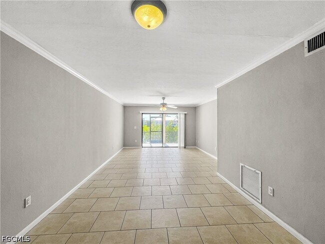 Building Photo - 4530 SW 10th Ave